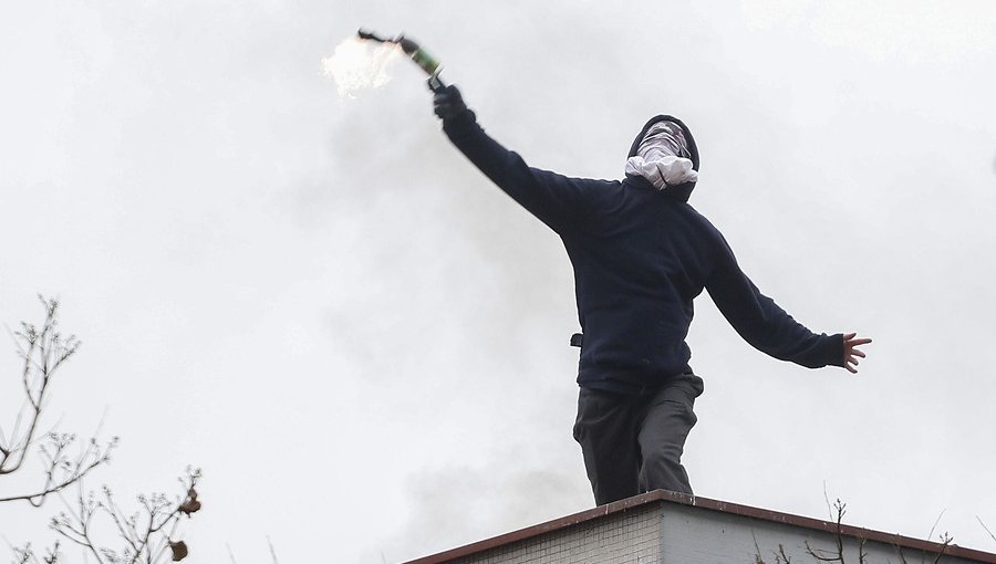 Encapuchados lanzaron nuevamente bombas molotov desde el Instituto Nacional