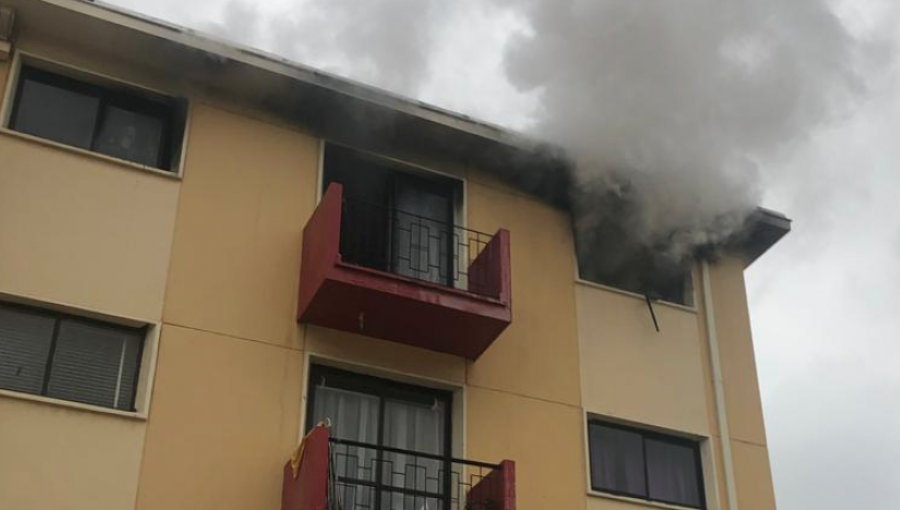 Incendio dejó con daños totales a todo un piso de un edificio del plan de Valparaíso