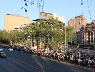 Equipo de TVN fue atacado por encapuchados en marcha contra el cambio climático en Santiago