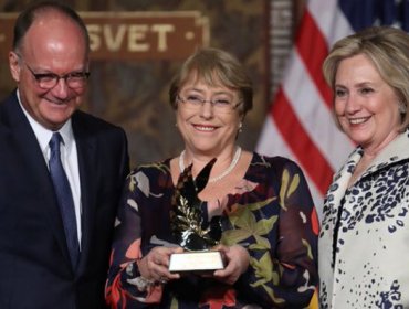 Michelle Bachelet recibió premio Hillary Clinton por ser "una voz poderosa por los derechos de las mujeres"