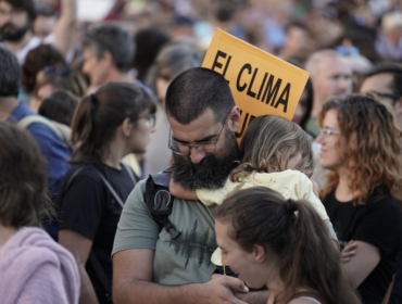 Cientos de miles de jóvenes españoles salieron a las calles a marchar para frenar el cambio climático