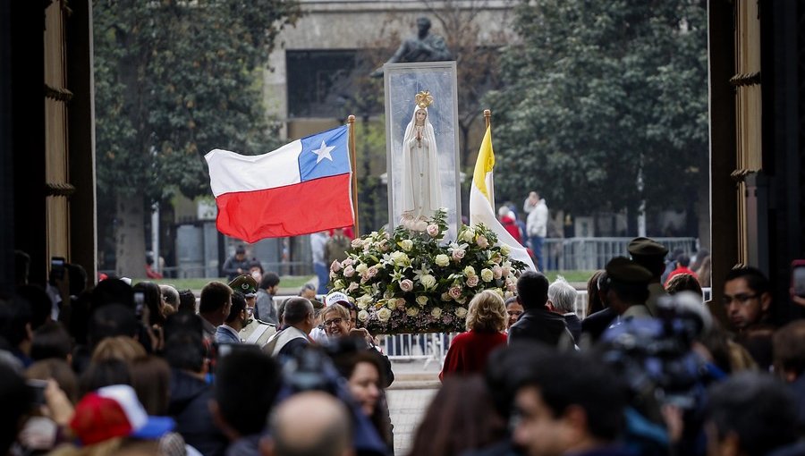 Piñera pide a escultura de la virgen de Fátima que "apacigüe el corazón de los violentos"