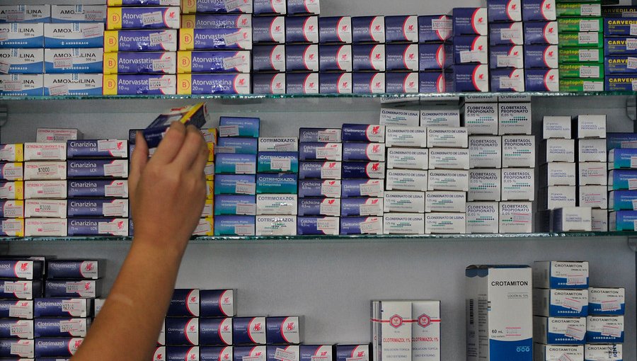 Instituto de Salud Pública informó que la mitad de las farmacias en el país no cumplen con la ley