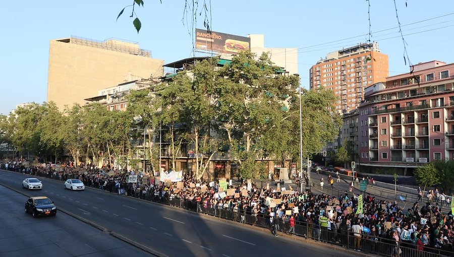 Equipo de TVN fue atacado por encapuchados en marcha contra el cambio climático en Santiago