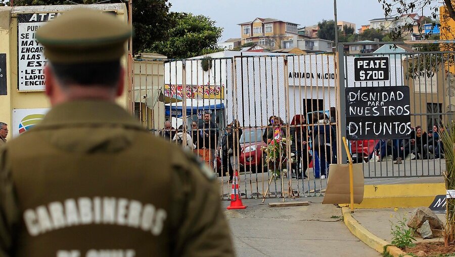 Grupo de afectados por inundaciones en cementerio de Valparaíso fueron desalojados: pernoctaban hace días en carpas