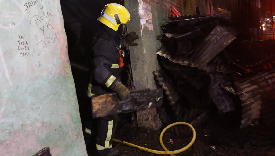 Incendio destruyó cinco locales comerciales en la comuna de Peñalolén