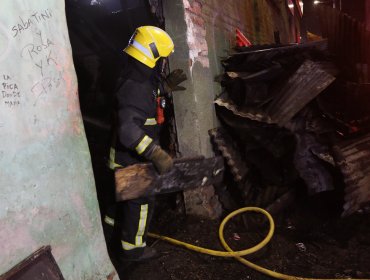 Incendio destruyó cinco locales comerciales en la comuna de Peñalolén