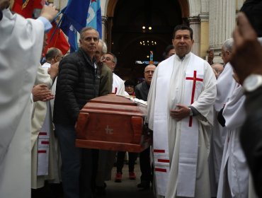 Cientos de personas despidieron los restos del sacerdote José Aldunate Lyon