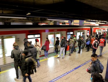 Metro de Santiago suspende servicio en cuatro estaciones por persona en la vía