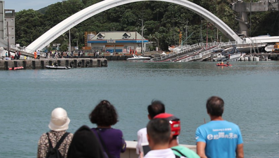 Derrumbe de puente en Taiwán deja al menos 20 personas lesionadas