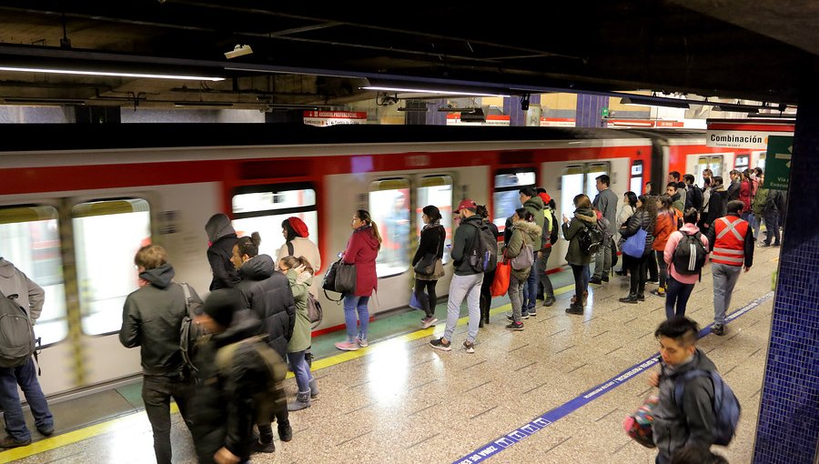 Metro de Santiago suspende servicio en cuatro estaciones por persona en la vía