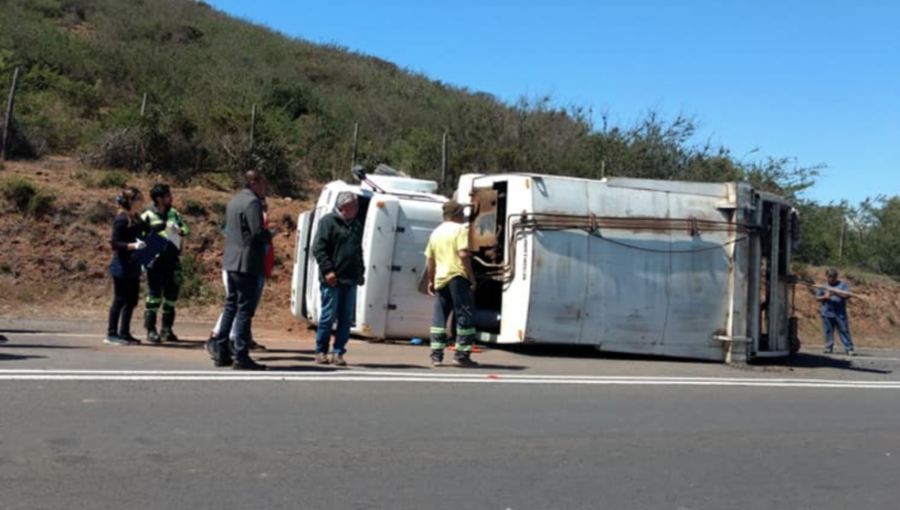 Tres lesionados dejó choque y volcamiento de camión recolector de basura en Quintero