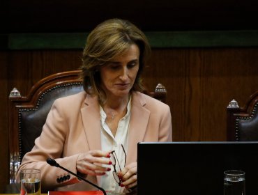 Ministra Cubillos cuestionó a parlamentarios por solicitud de renuncia a Pepe Auth