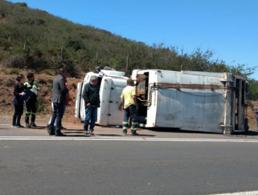 Tres lesionados dejó choque y volcamiento de camión recolector de basura en Quintero