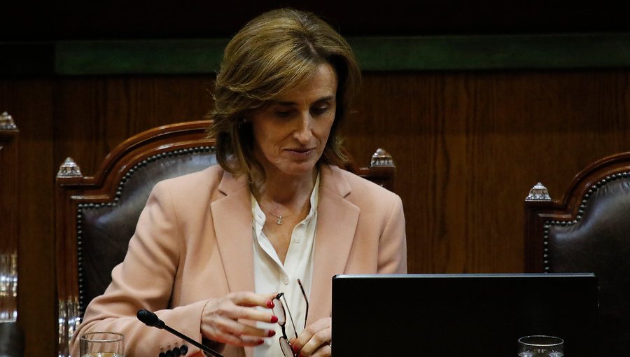 Ministra Cubillos cuestionó a parlamentarios por solicitud de renuncia a Pepe Auth