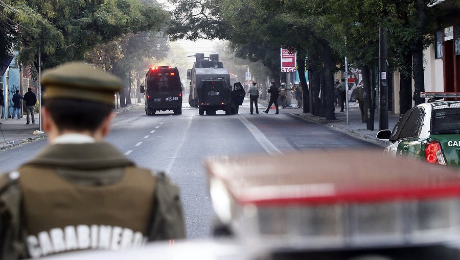 Encapuchados protagonizaron incidentes en las afueras del liceo Barros Borgoño de Santiago