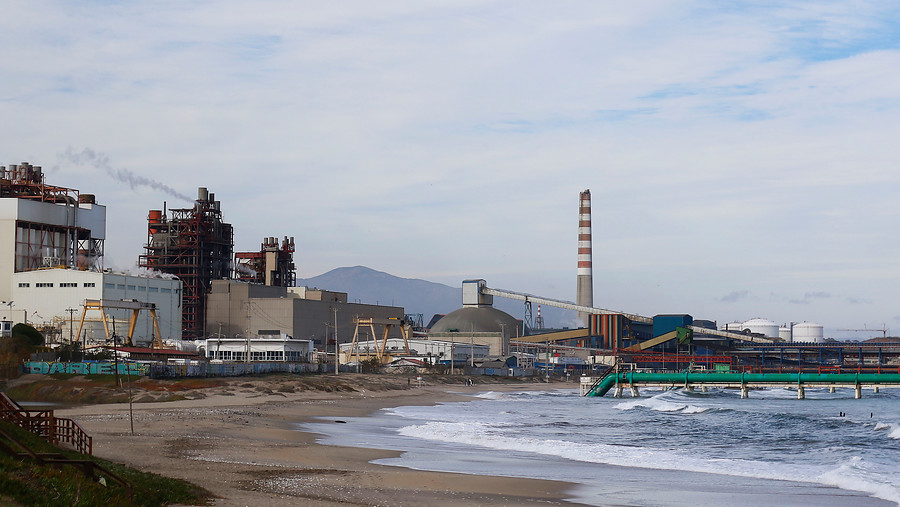 Formalizarán a seis ejecutivos de ENAP por emergencias ambientales en Quintero y Talcahuano