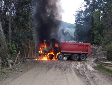 Ataque incendiario en Tirúa dejó cinco camiones y dos retroexcavadoras quemadas