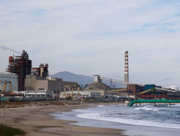 Formalizarán a seis ejecutivos de ENAP por emergencias ambientales en Quintero y Talcahuano