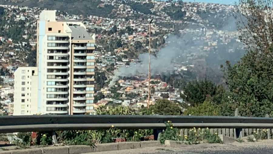 Incendio estructural destruyó vivienda de material ligero en sector Chorrillos de Viña del Mar