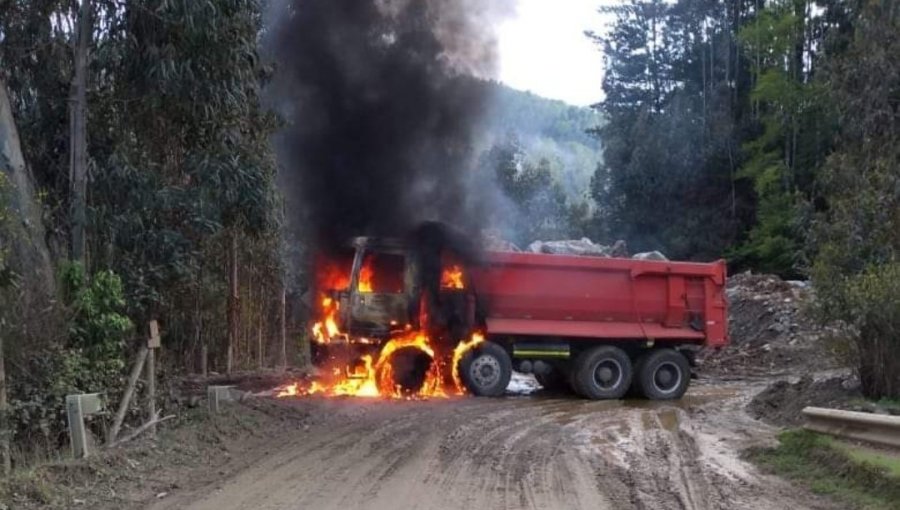 Ataque incendiario en Tirúa dejó cinco camiones y dos retroexcavadoras quemadas