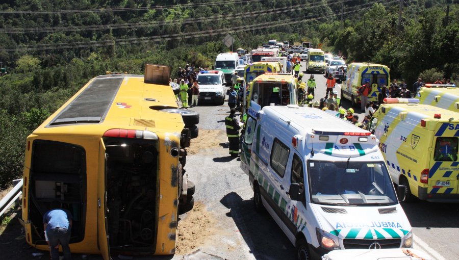 Confirman identidad de los 3 fallecidos en volcamiento de bus en La Araucanía