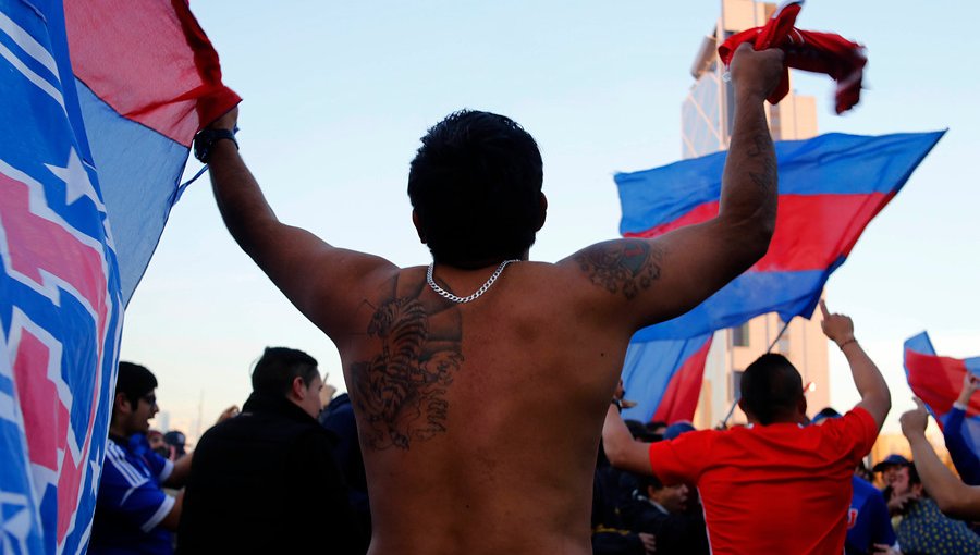 Pelea entre hinchas de Universidad de Chile termina con uno muerto en Renca