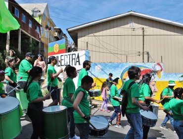 Comparsas dieron vida al primer Carnaval Barrial del cerro San Roque de Valparaíso