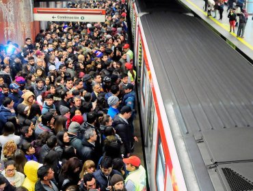 Comienza a regir nueva alza en el transporte público de Santiago: Metro sube a $830 y Red a $710