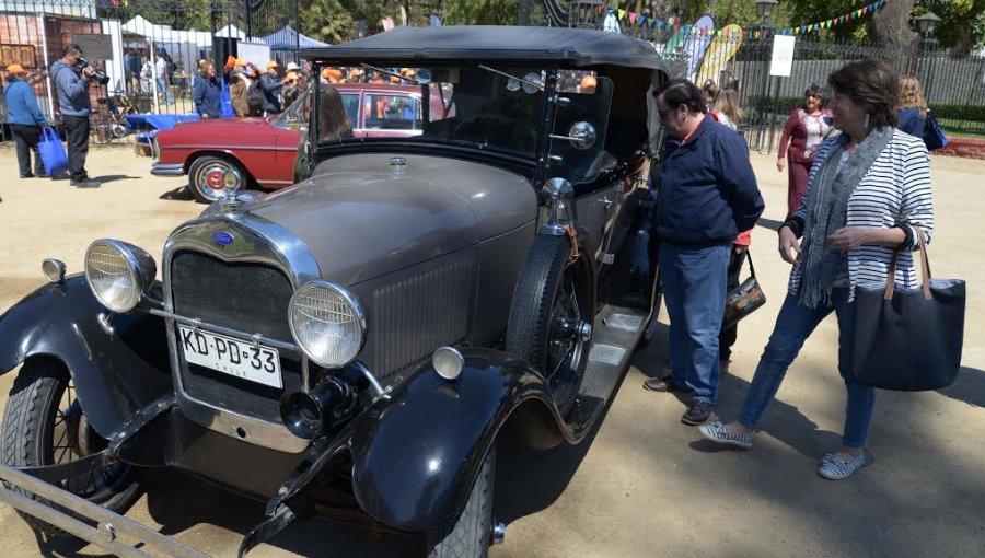 55 adultos mayores de Viña del Mar dieron vida a caravana de autos antiguos