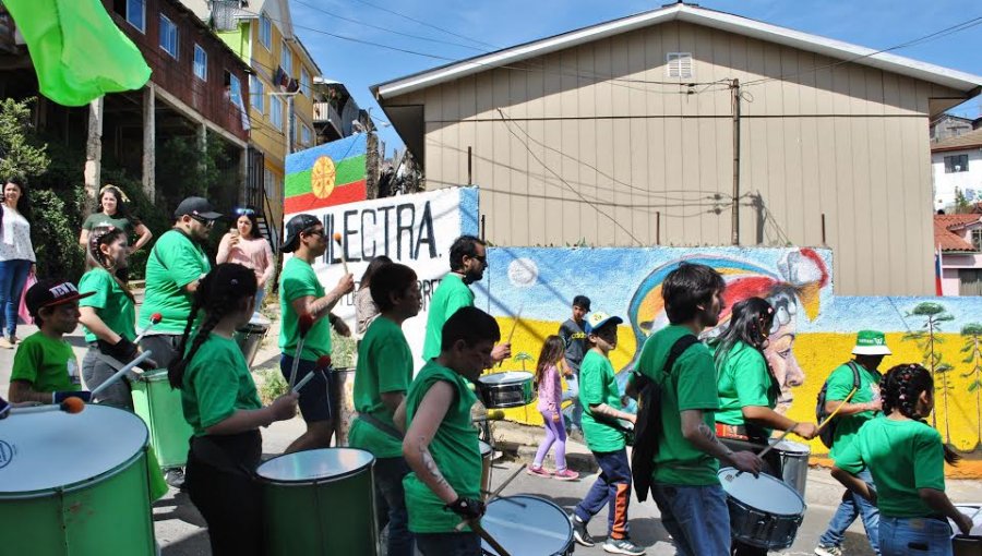 Comparsas dieron vida al primer Carnaval Barrial del cerro San Roque de Valparaíso