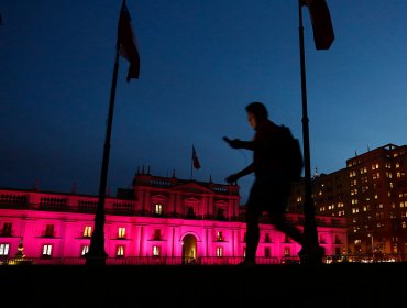 La Moneda se ilumina de rosado por la campaña de concientización contra el cáncer de mama