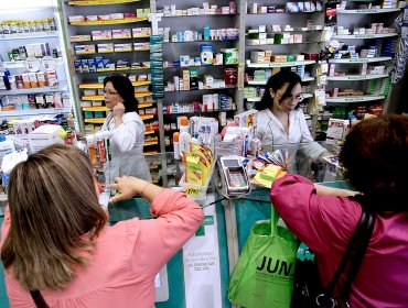 Ministro de Economía: "Farmacias y laboratorios deben adaptarse a precios más económicos"