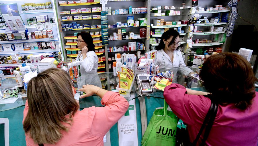 Ministro de Economía: "Farmacias y laboratorios deben adaptarse a precios más económicos"