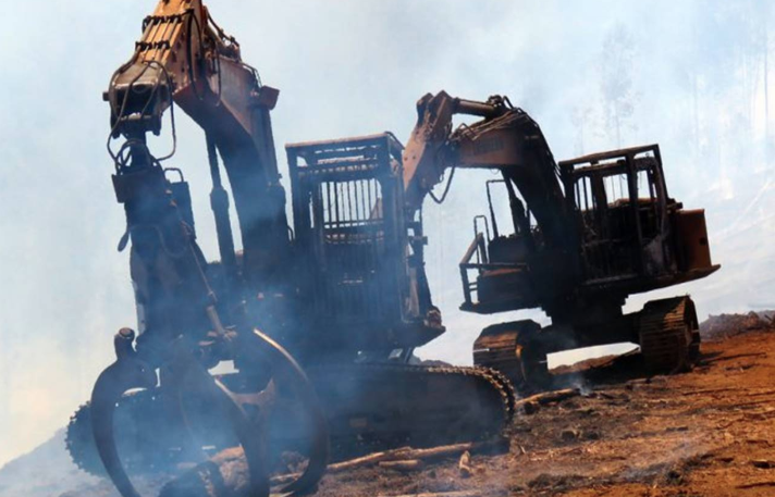 Ataque incendiario afectó a dos máquina agrícolas y un camión en La Araucanía