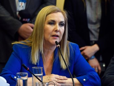 Pamela Jiles llamó "caradura" a ministro Larraín por aporte reparatorio a víctimas de DD.HH.