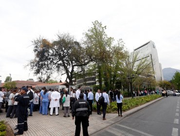 Clínica Alemana de Vitacura fue evacuada por presunta emanación de gas