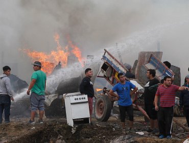 Incendio en campamento de Cerro Navia destruye viviendas y deja una decena de caballos muertos