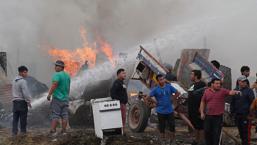 Incendio en campamento de Cerro Navia destruye viviendas y deja una decena de caballos muertos