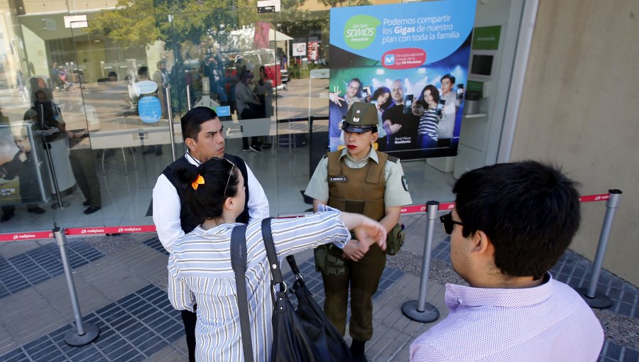 Tras persecución policial, delincuentes chocan móvil con que robaron mall