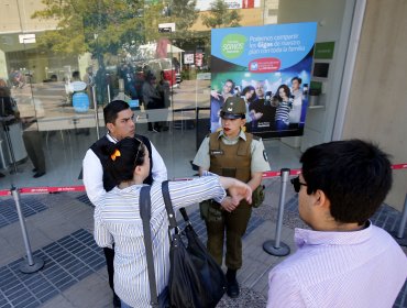 Tras persecución policial, delincuentes chocan móvil con que robaron mall