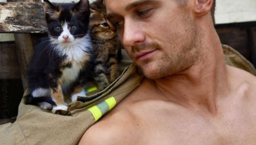 Con sexy y a la vez tierno calendario, Bomberos de Australia reúne fondos para organizaciones benéficas