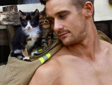 Con sexy y a la vez tierno calendario, Bomberos de Australia reúne fondos para organizaciones benéficas