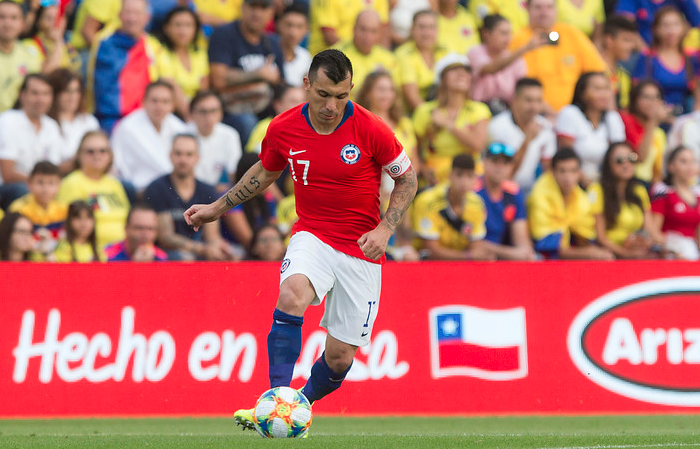 Gary Medel se perdería los amistosos de noviembre de la Roja por lesión