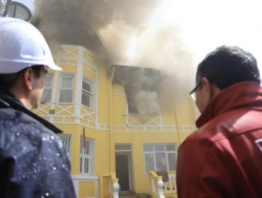 Incendio afectó a centro del Sename en cerro Alegre y obligó a evacuar a 17 personas