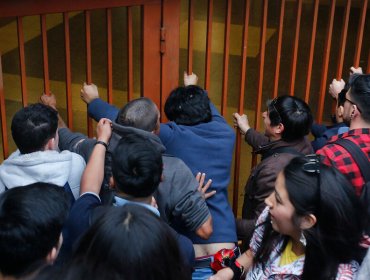 Personas derribaron reja de acceso y realizaron evasión masiva en estación Plaza de Armas de Metro