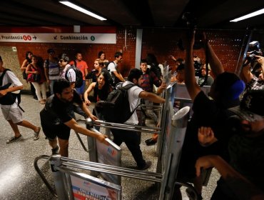 Evasores de Metro arriesgan mismas sanciones que los que no pagan en buses