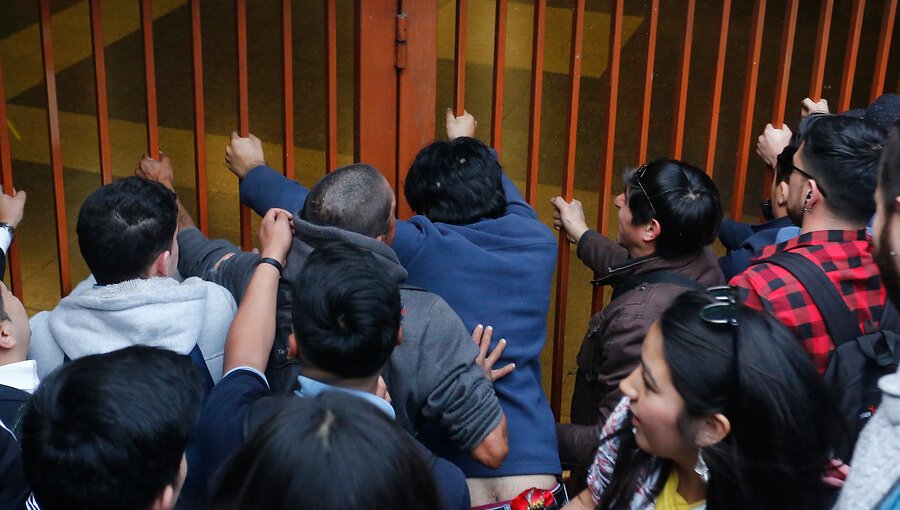 Personas derribaron reja de acceso y realizaron evasión masiva en estación Plaza de Armas de Metro