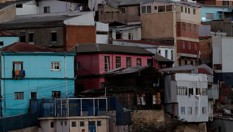 Diputado Marcelo Díaz y alcalde Jorge Sharp presentan proyecto de ley que regula viviendas de autoconstrucción