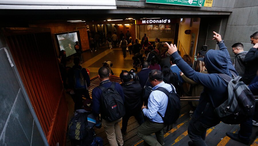 Presentan proyecto para sancionar penalmente la evasión en el Metro de Santiago